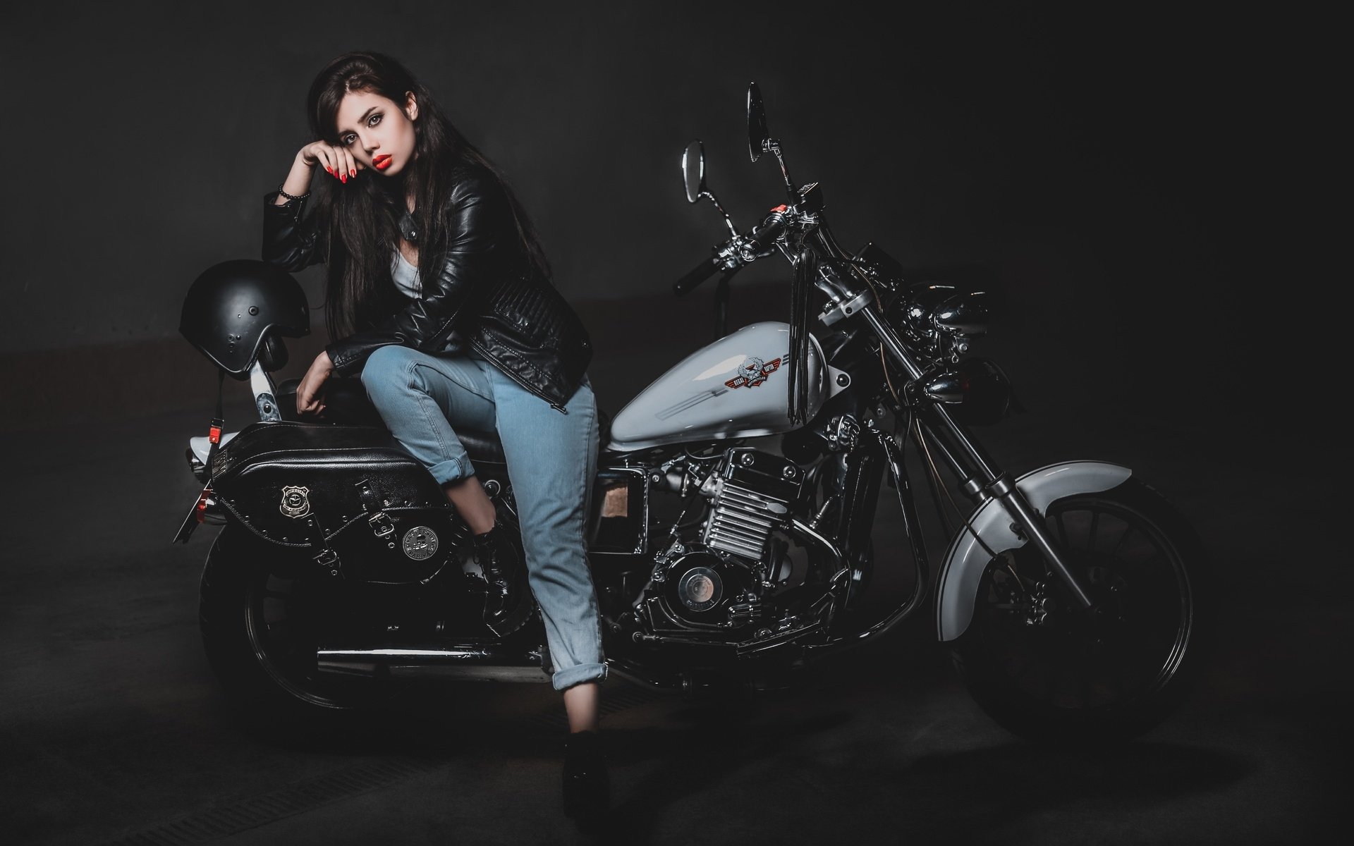 Biker girls: style and drive in Kawasaki