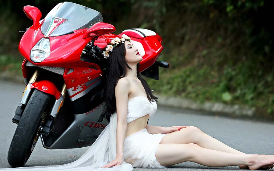 Beautiful girls and motorcycles in Kawasaki